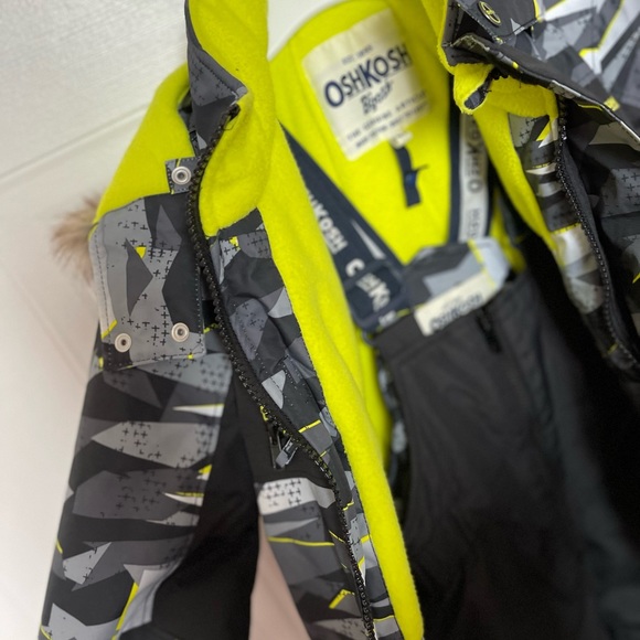 Coat never been used..snow pants hardly used.3 pieces:snow pants,coat and beret - Picture 3 of 6